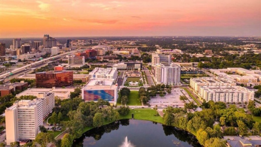 Vista do nascer do sol na cidade de Orlando