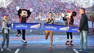 Corredor comemorando na linha de chegada da Walt Disney World Marathon Weekend em Orlando