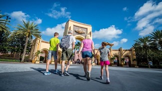 Família entrando no parque Universal Studios em Orlando