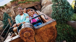 Família em Seven Dwarfs Mine Train no Magic Kingdom da Disney Orlando
