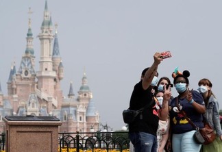 Reabertura da Disney Springs em Orlando: família utilizando máscaras