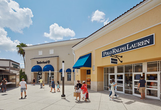Visitantes e lojas no Vineland Premium Outlets em Orlando