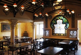 Refeição com personagens no Cafe La Bamba em Orlando: interior do restaurante