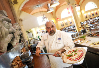Restaurantes italianos em Orlando: chef no restaurante Via Napoli