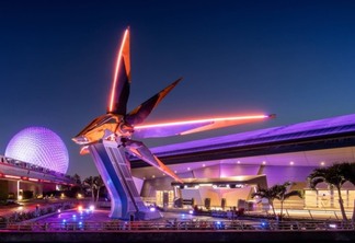 Entrada da Guardians of the Galaxy: Cosmic Rewind à noite no Epcot da Disney Orlando