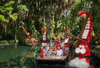 Barco pirata da atração Pirate River Quest no Legoland Florida