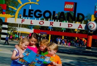 Crianças com mapa no Legoland Florida