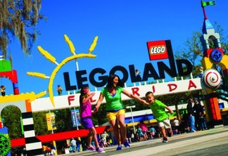 Família no festival Awe-Summer Celebration no Legoland Florida