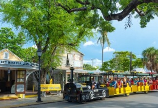 Parada no passeio de trem turístico em Key West