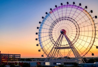 Roda-gigante The Wheel iluminada ao entardecer no ICON Park em Orlando