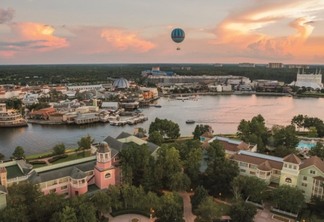 Vista da Disney Springs ao entardecer em Orlando