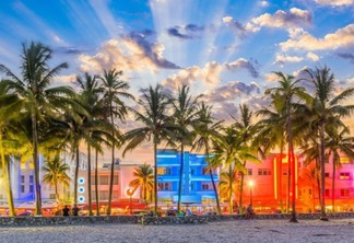 Vista da Ocean Drive iluminada ao anoitecer em Miami