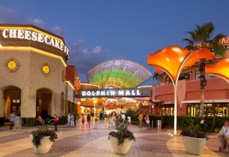 Fachada do Dolphin Mall em Miami à noite