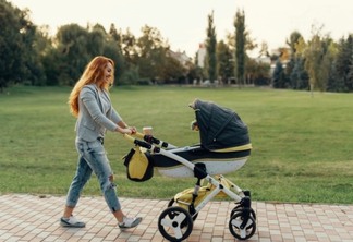 Mãe levando carrinho de bebê em Orlando