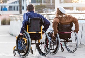 Pessoas nas cadeiras de rodas em Orlando