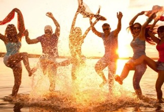 Jovens celebrando em praia