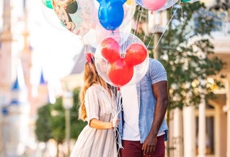 Casal com balões na Disney em Orlando