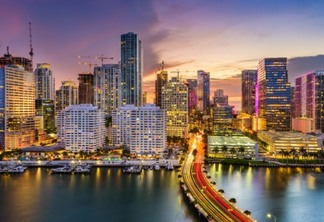 Paisagem da cidade de Miami iluminada à noite