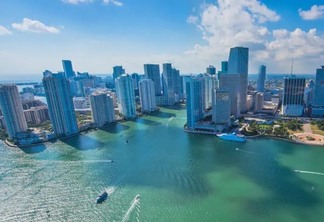 Vista do mar e edifícios em Miami