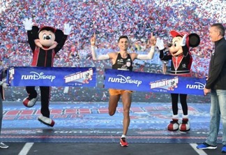 Corredor comemorando na linha de chegada da Walt Disney World Marathon Weekend em Orlando