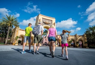 Família entrando no parque Universal Studios em Orlando
