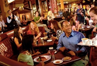 Clientes no Raglan Road Irish Pub and Restaurant no Disney Springs em Orlando