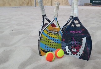 Raquetes e bolas de beach tennis