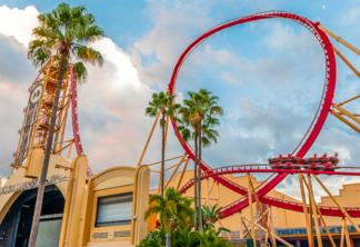 Trilho da montanha-russa Hollywood Rip Ride Rockit no parque Universal Studios em Orlando