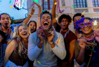 Jovens no Mardi Gras na Universal em Orlando
