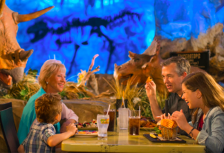 Família no restaurante T-Rex no Disney Springs em Orlando
