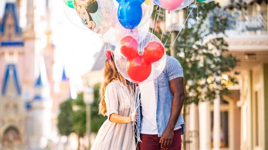 Casal com balões na Disney em Orlando