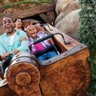 Família em Seven Dwarfs Mine Train no Magic Kingdom da Disney Orlando