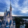 Paisagem do Castelo da Cinderela e do Magic Kingdom ao anoitecer na Disney Orlando