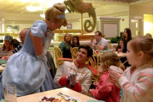 7 jantares com personagens Disney e Universal em Orlando: Restaurante 1900 Park Fare