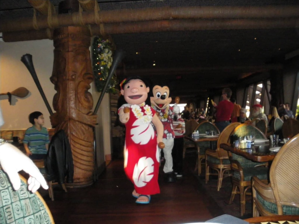 Restaurante Ohana com Lilo e Stitch na Disney Orlando: personagens