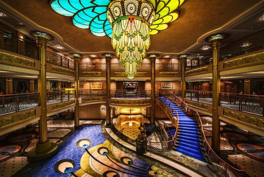 Interior do cruzeiro Disney Fantasy
