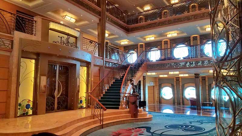 Lobby do navio do cruzeiro Disney Wonder