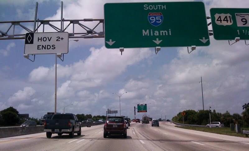 Placa para Miami na estrada Turnpike em Orlando