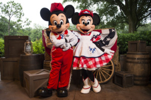 7 jantares com personagens Disney e Universal em Orlando: Restaurante Mickey's Backyard BBQ