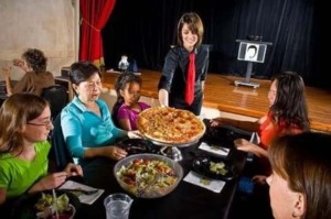 7 jantares com shows em Orlando: Outta Control Magic Comedy Dinner Show