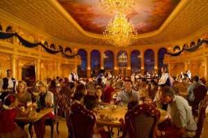 Castelo e atrações da Bela e a Fera na Disney Orlando: Restaurante Be Our Guest