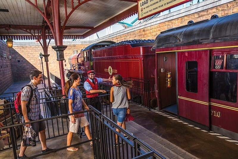 Passageiros na estação do Hogwarts Express no parque Islands of Adventure Orlando