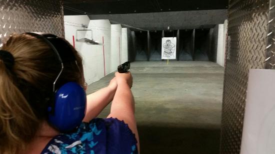 Tiro com armas no Orlando Gun Club em Orlando