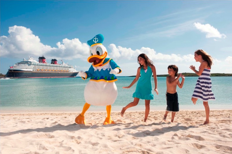 Crianças e Pato Donald em Castaway Cay no cruzeiro Disney