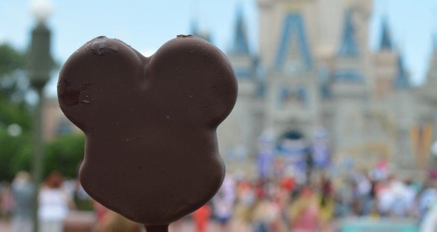 Sorvete com chocolate do Mickey no palito na Disney Orlando