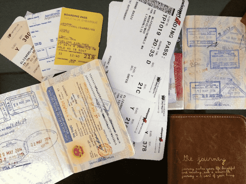 Passaporte com visto e passagens