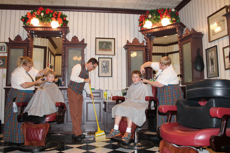 Corte de cabelo na Harmony Barber Shop no Magic Kingdom da Disney Orlando