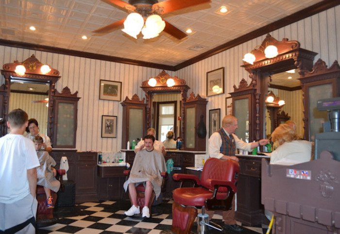 Interior da Harmony Barber Shop no Magic Kingdom da Disney Orlando