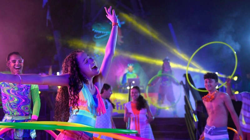 Visitantes dançando no H2O Glow After Hours no Typhoon Lagoon em Orlando