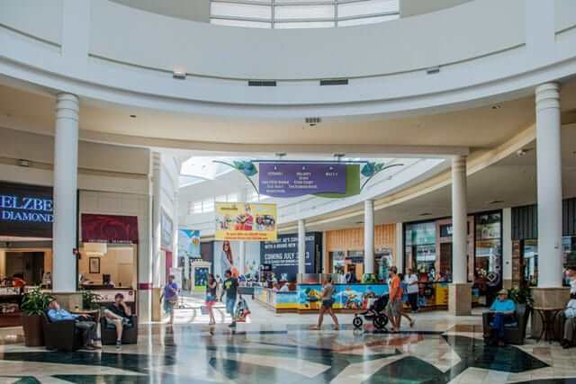 Interior do shopping Florida Mall em Orlando